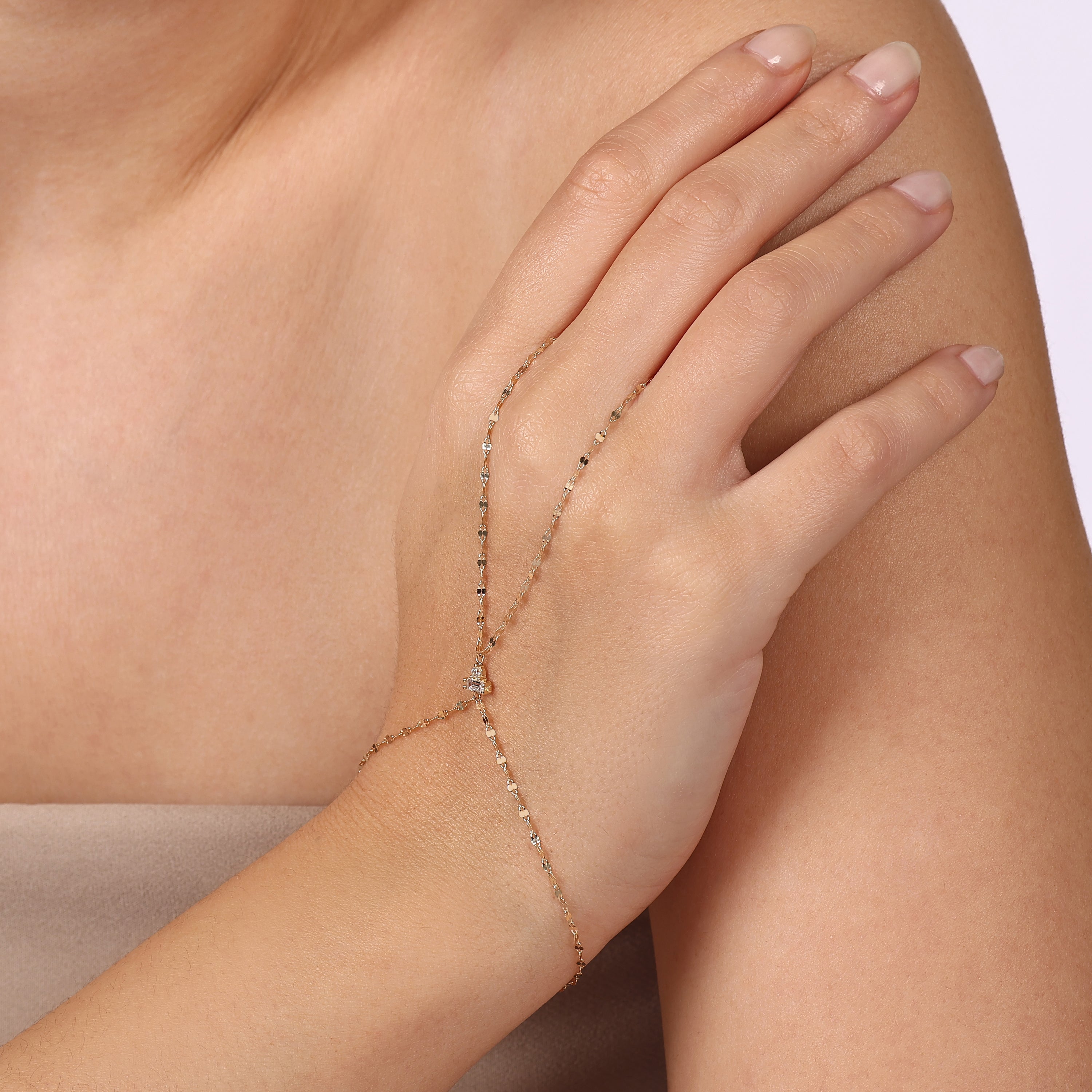 Lueur Twist Hand Chain