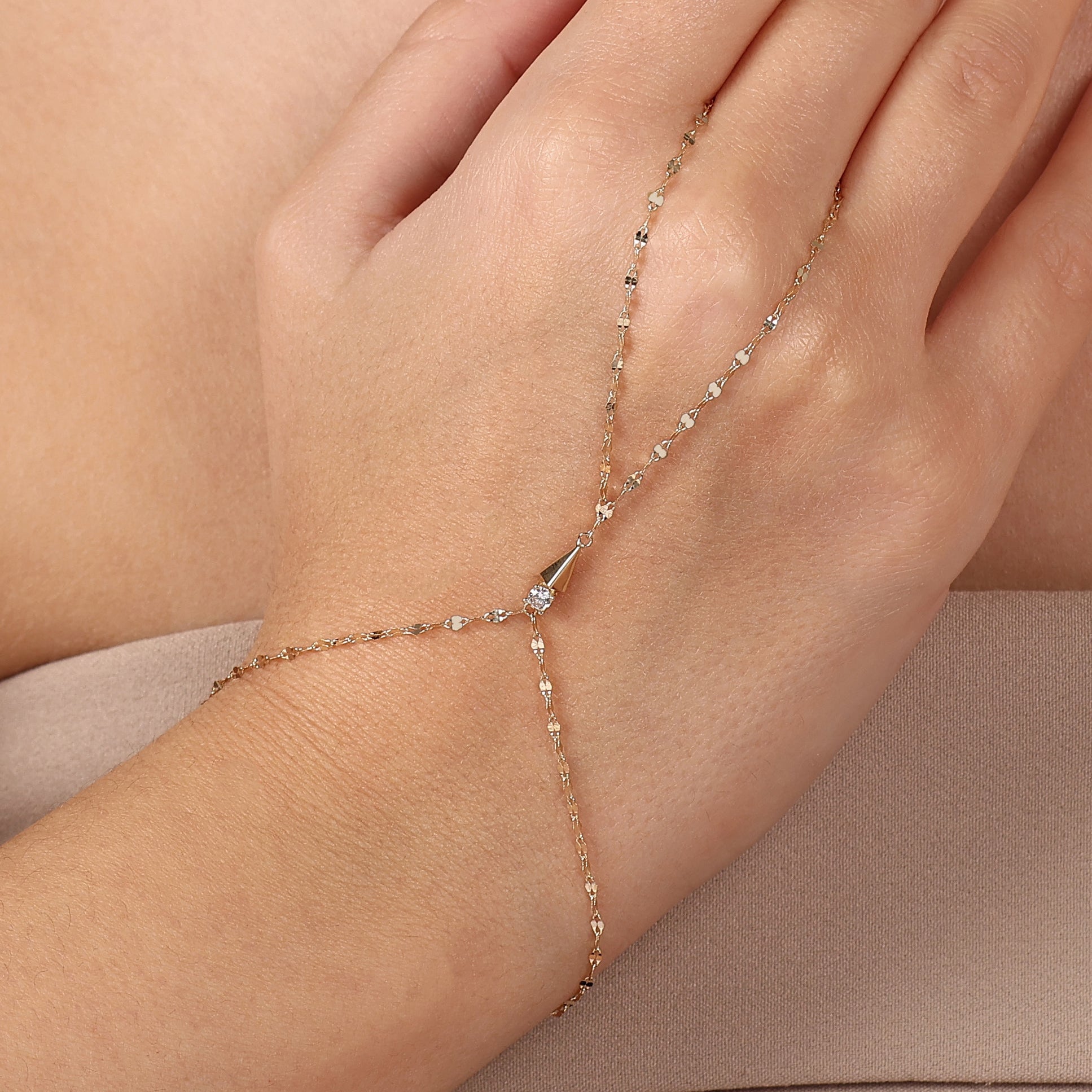 Kite Sculpt Twist Hand Chain